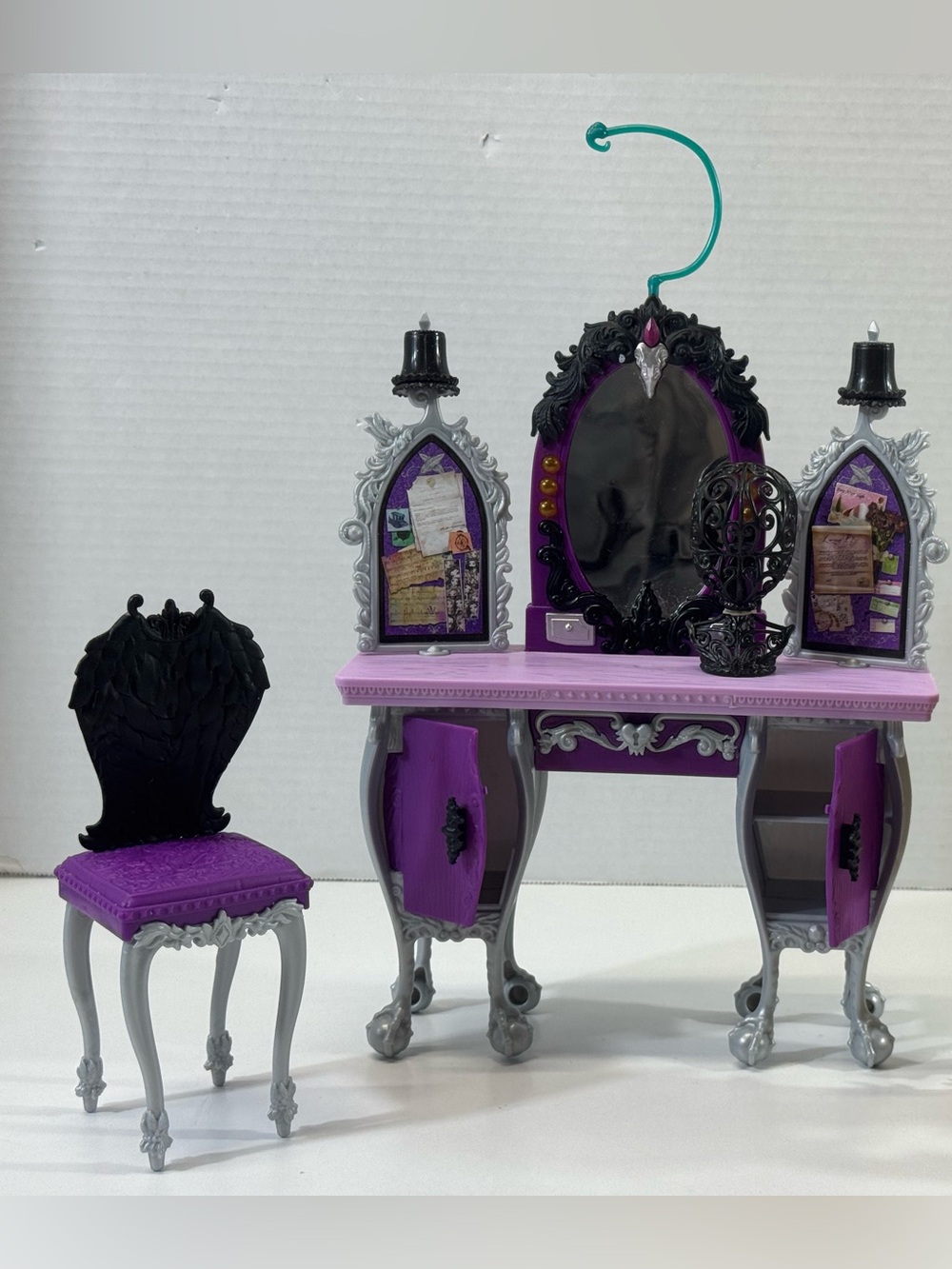 Ever after high Raven Queen Purple & Black Vanity and chair Playset